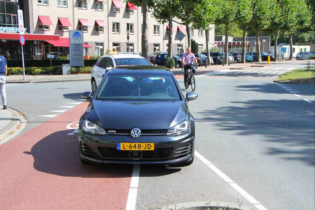 Afslaande fietser geschept door auto