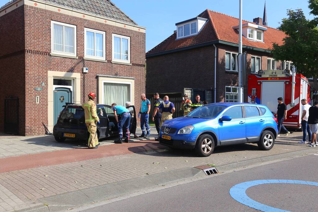 Auto botst op wegrijdende auto van parkeerplaats