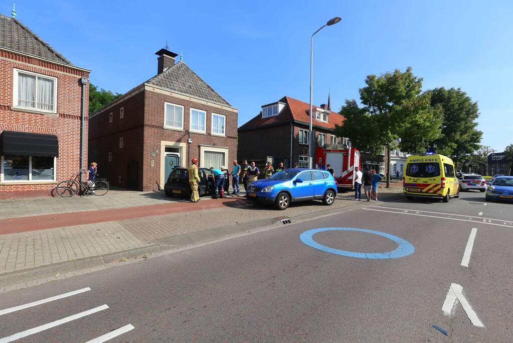 Auto botst op wegrijdende auto van parkeerplaats