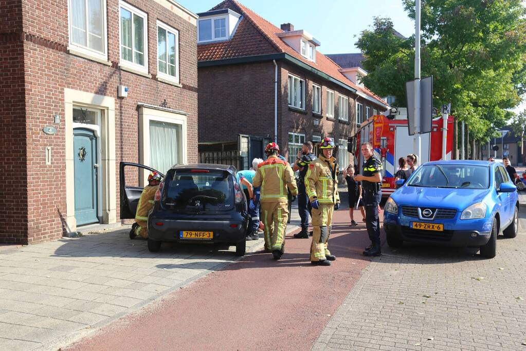 Auto botst op wegrijdende auto van parkeerplaats