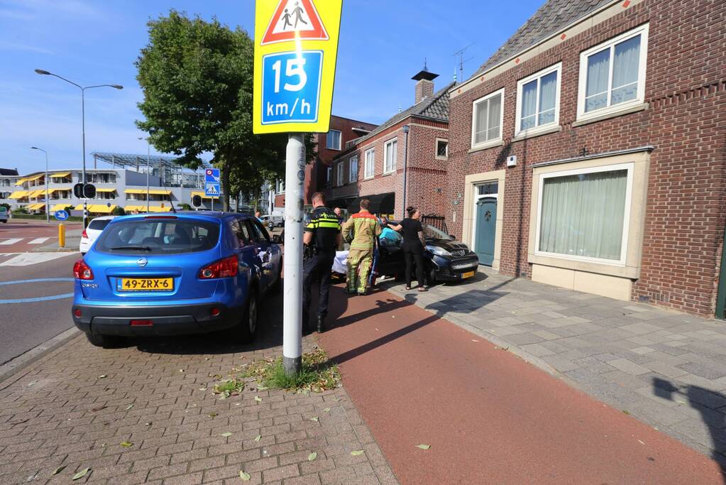 Auto botst op wegrijdende auto van parkeerplaats