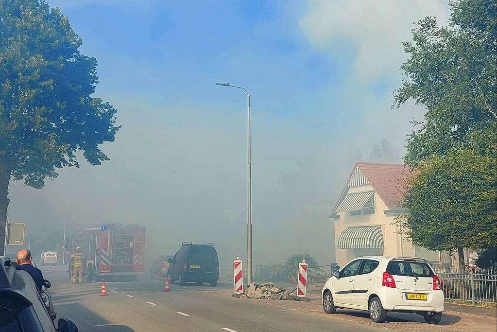 Coniferenhaag vliegt in brand in achtertuin
