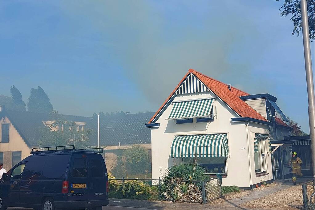 Coniferenhaag vliegt in brand in achtertuin