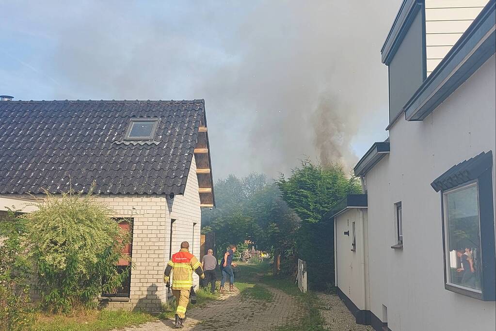 Coniferenhaag vliegt in brand in achtertuin