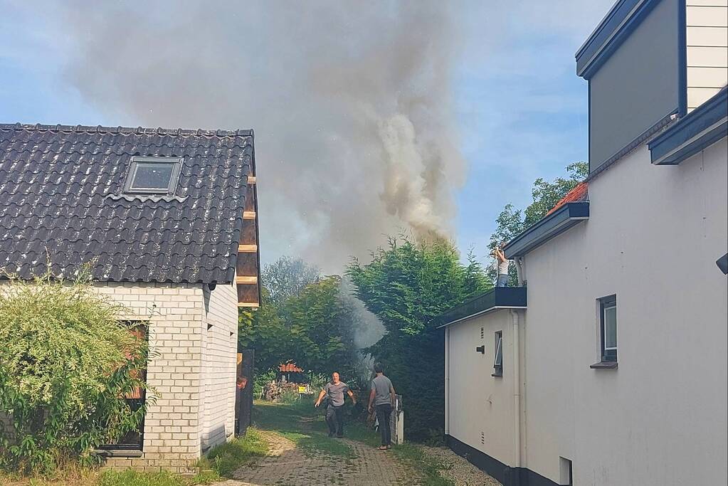 Coniferenhaag vliegt in brand in achtertuin