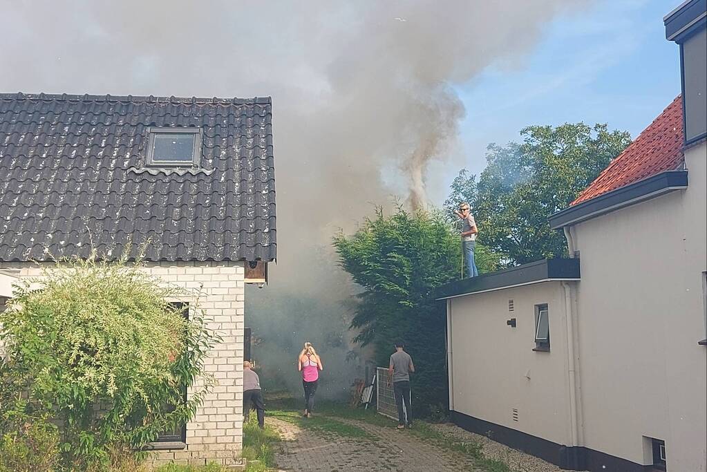 Coniferenhaag vliegt in brand in achtertuin