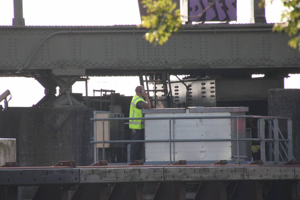 Vaarverkeer gestremd door storing in spoorbrug Van Harnixmakanaal