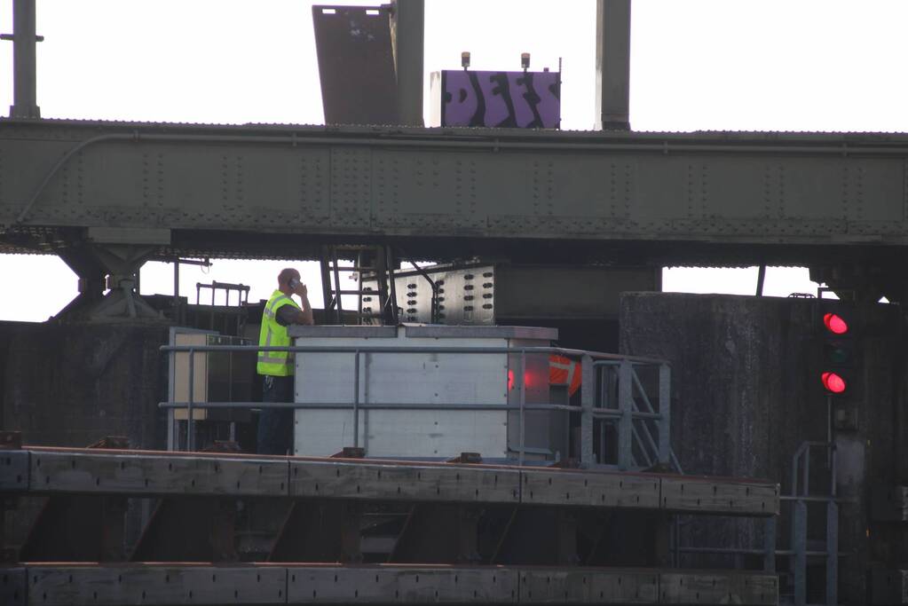 Vaarverkeer gestremd door storing in spoorbrug Van Harnixmakanaal