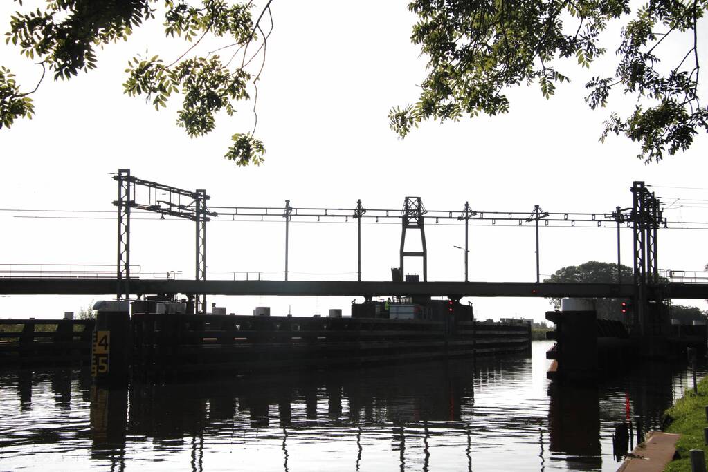 Vaarverkeer gestremd door storing in spoorbrug Van Harnixmakanaal