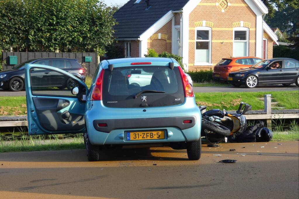 Motorrijder gewond bij botsing met personenauto