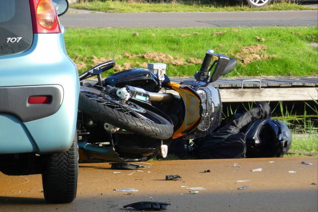 Motorrijder gewond bij botsing met personenauto