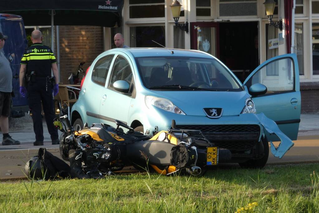 Motorrijder gewond bij botsing met personenauto