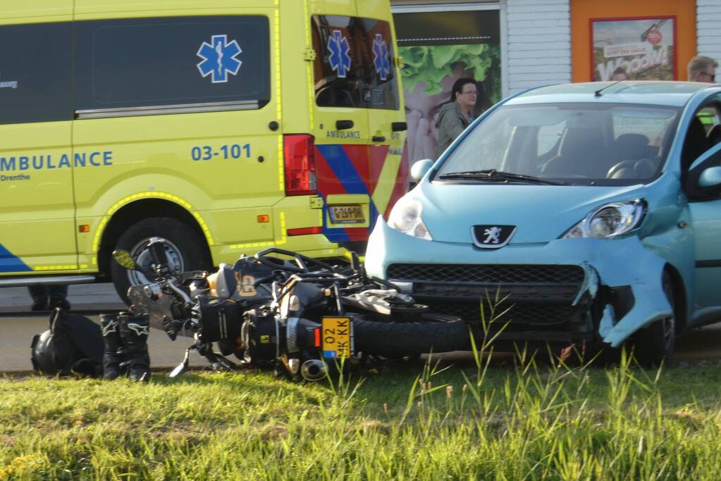 Motorrijder gewond bij botsing met personenauto
