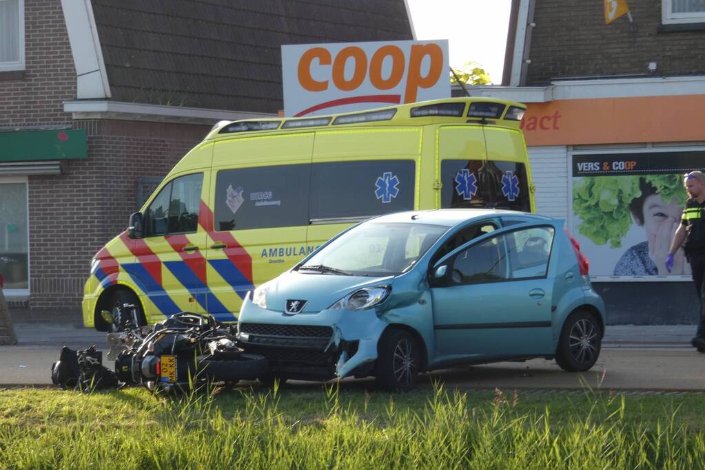 Motorrijder gewond bij botsing met personenauto