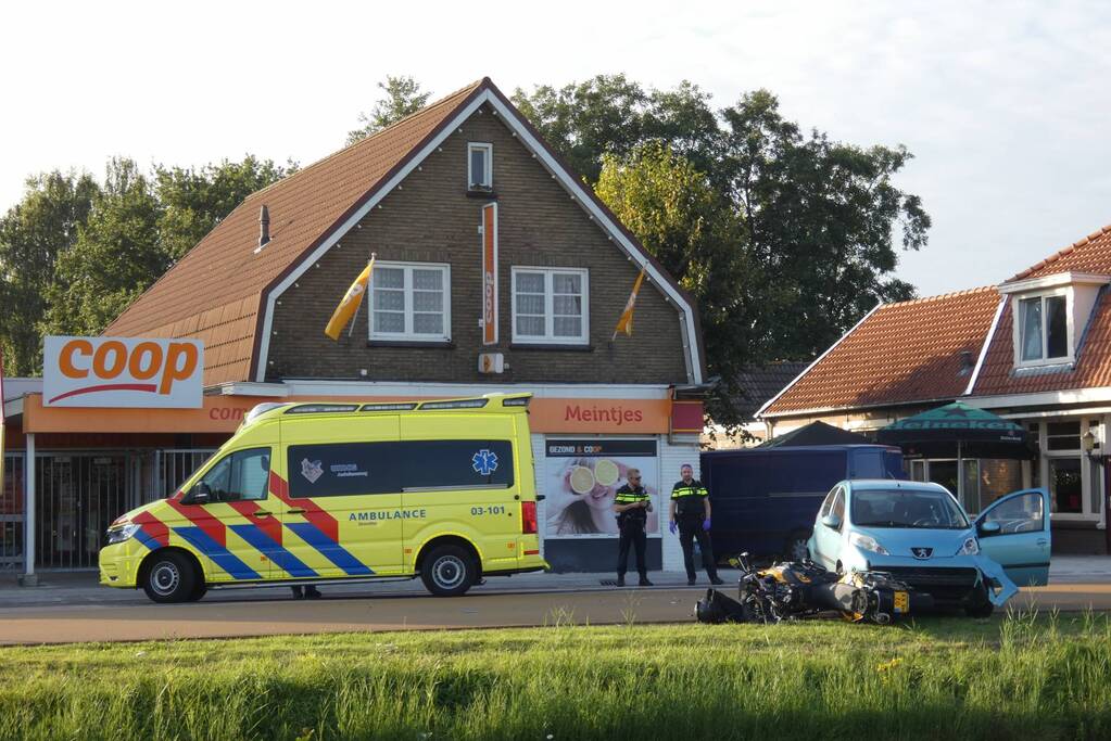 Motorrijder gewond bij botsing met personenauto