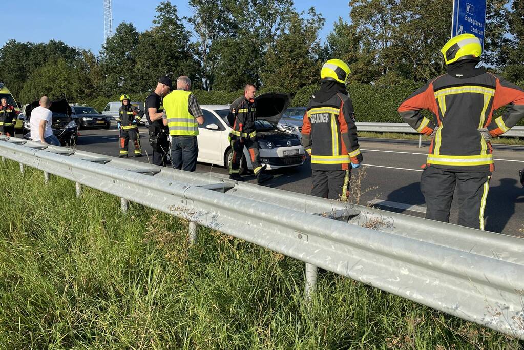 Drie auto's botsen op de snelweg