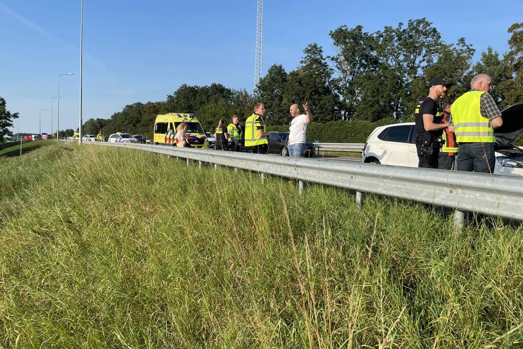 Drie auto's botsen op de snelweg