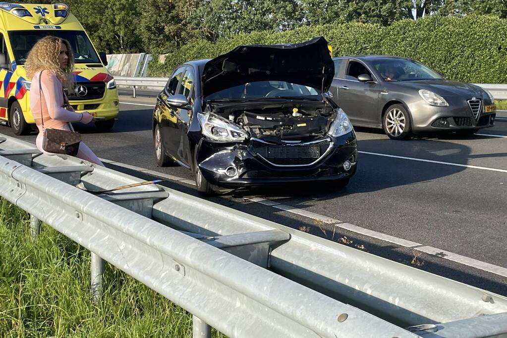 Drie auto's botsen op de snelweg