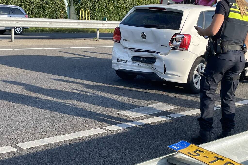 Drie auto's botsen op de snelweg
