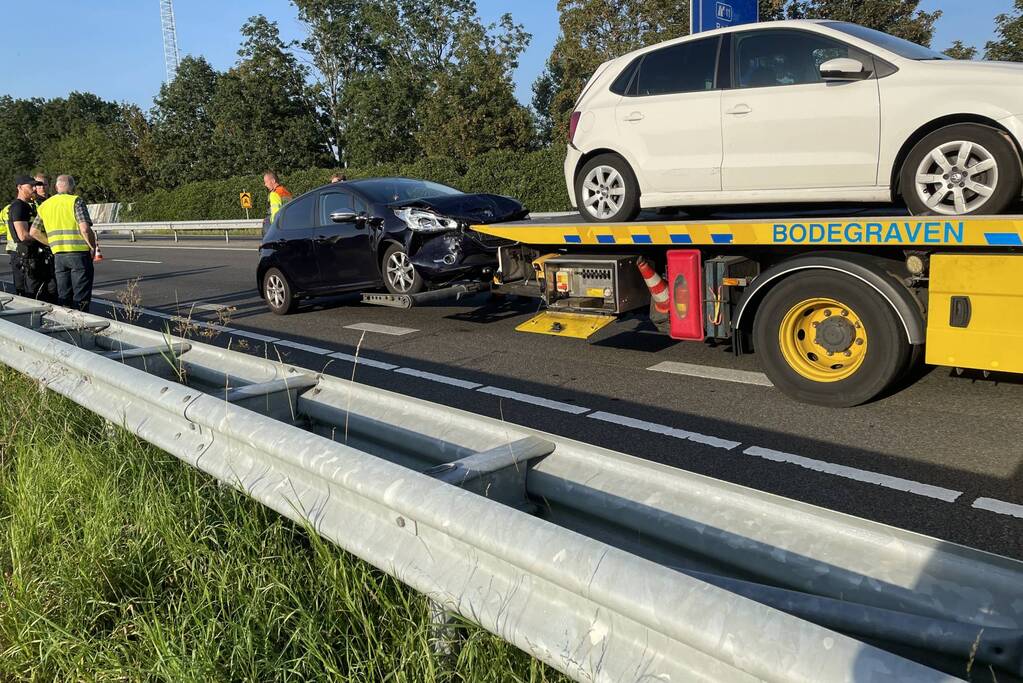 Drie auto's botsen op de snelweg