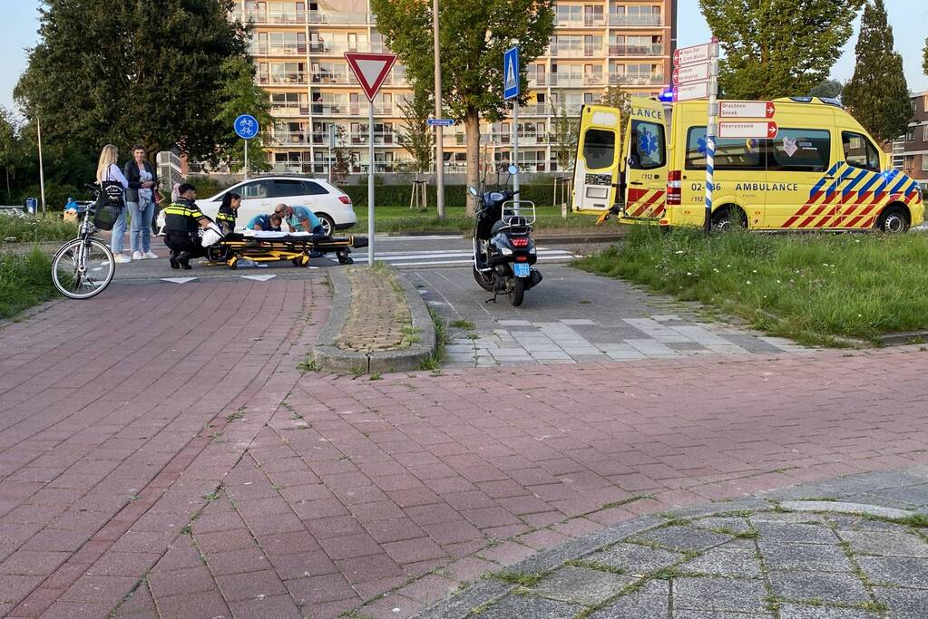 Fietsster gewond bij aanrijding met auto