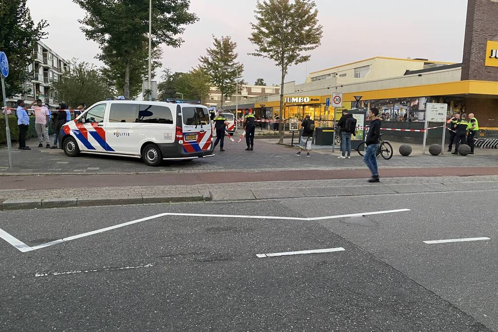 Jongeman (17) neergestoken nabij Jumbo