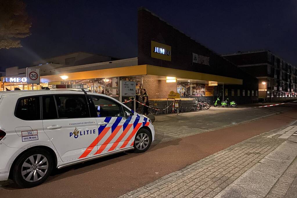 Jongeman (17) neergestoken nabij Jumbo