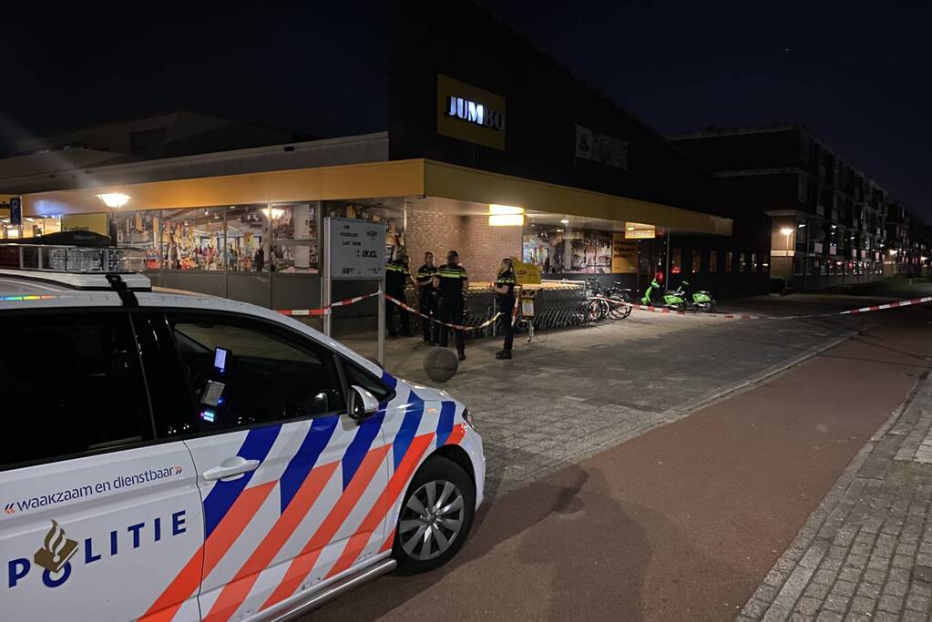 Jongeman (17) neergestoken nabij Jumbo