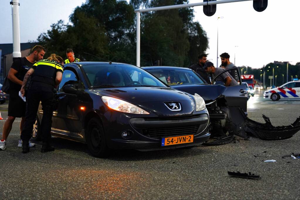 Veel schade tussen botsing auto's