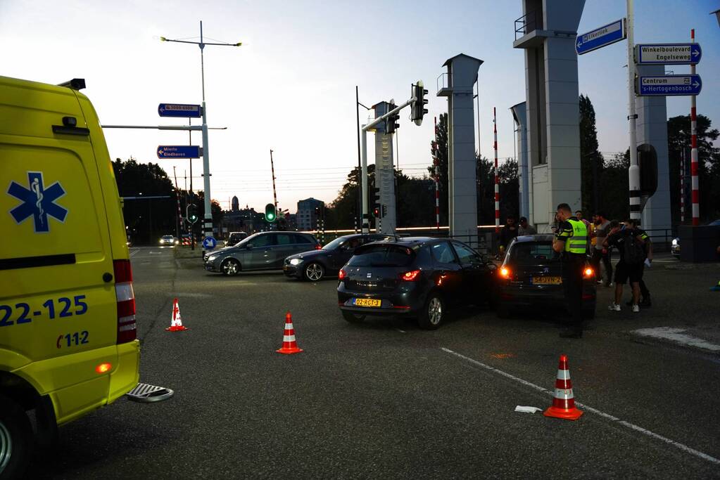Veel schade tussen botsing auto's