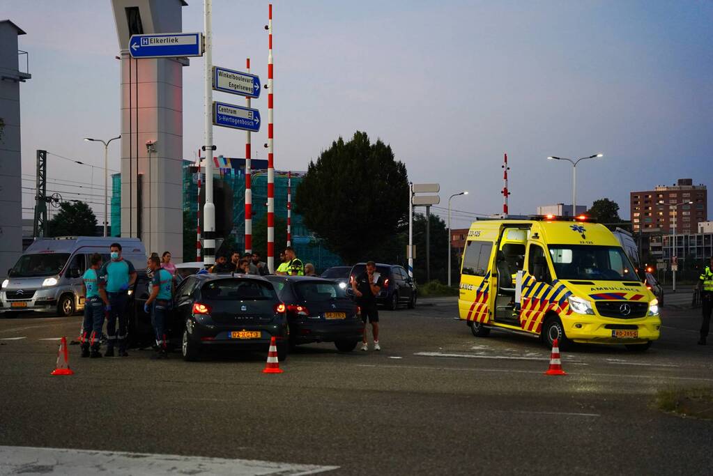 Veel schade tussen botsing auto's