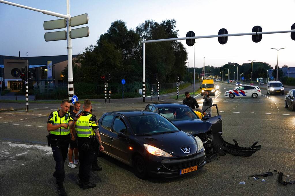 Veel schade tussen botsing auto's