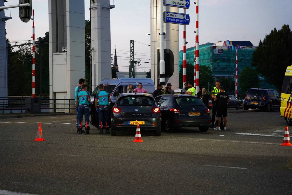 Veel schade tussen botsing auto's