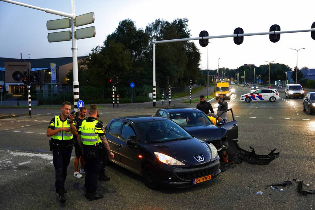 Veel schade tussen botsing auto's