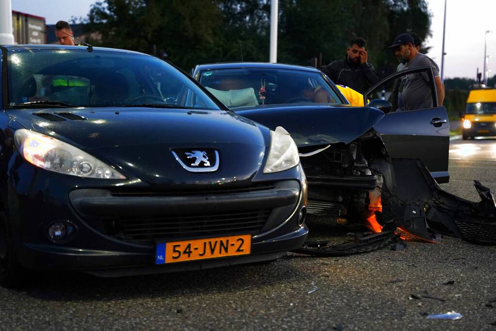Veel schade tussen botsing auto's