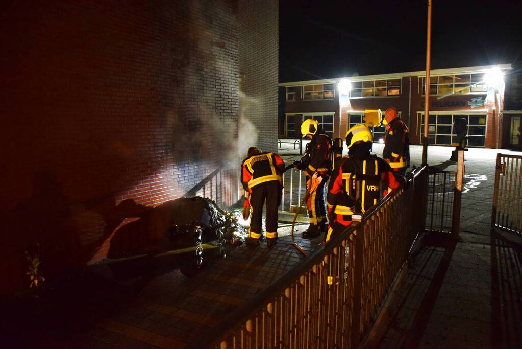 Kliko naast scholencomplex door brand verwoest