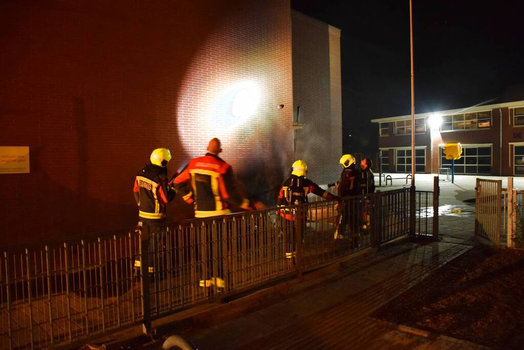 Kliko naast scholencomplex door brand verwoest