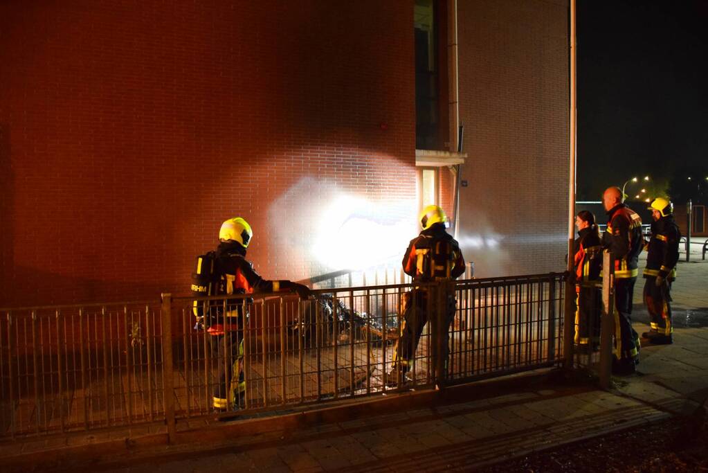 Kliko naast scholencomplex door brand verwoest