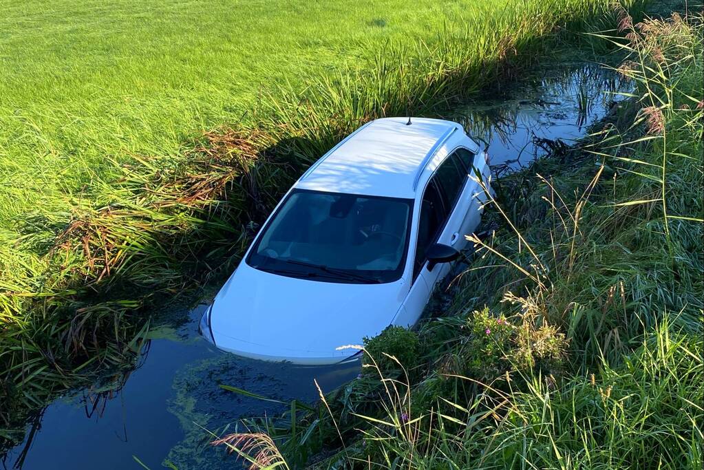 Automobilist raakt van de weg en belandt in sloot