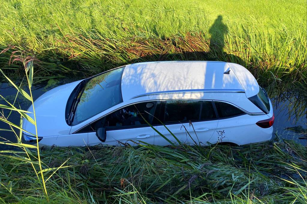Automobilist raakt van de weg en belandt in sloot