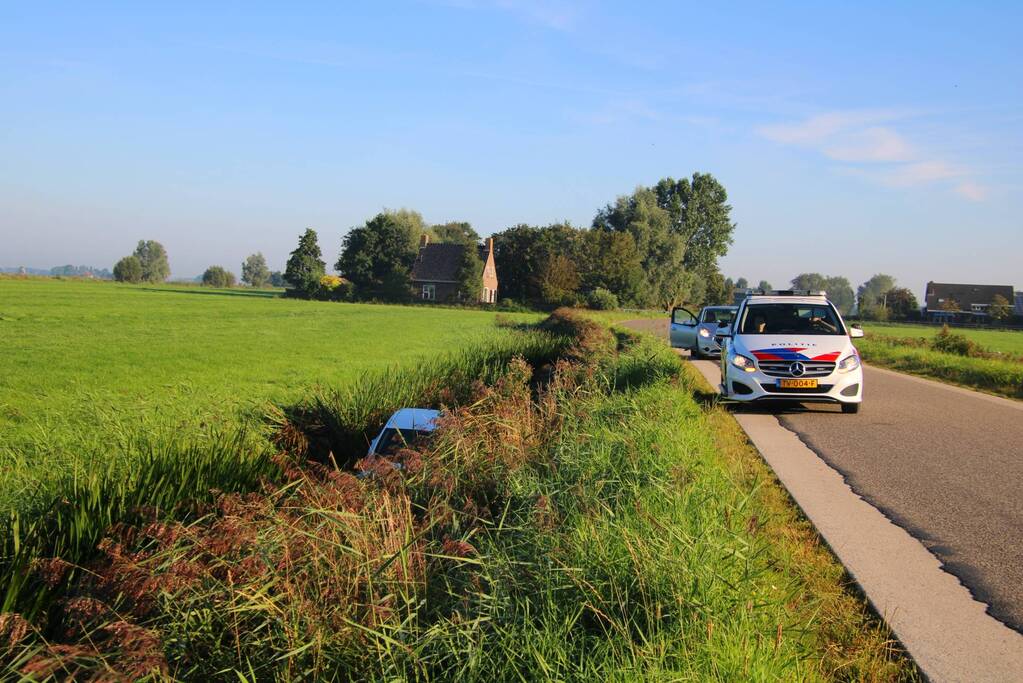 Automobilist raakt van de weg en belandt in sloot