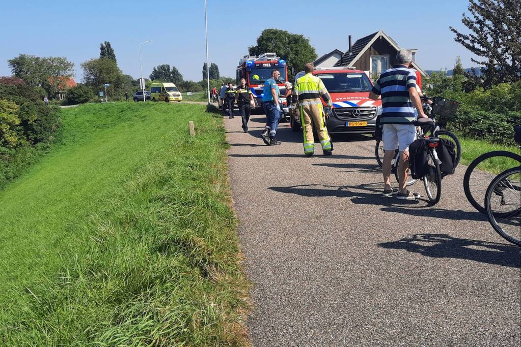 Persoon te water geraakt in de Waal