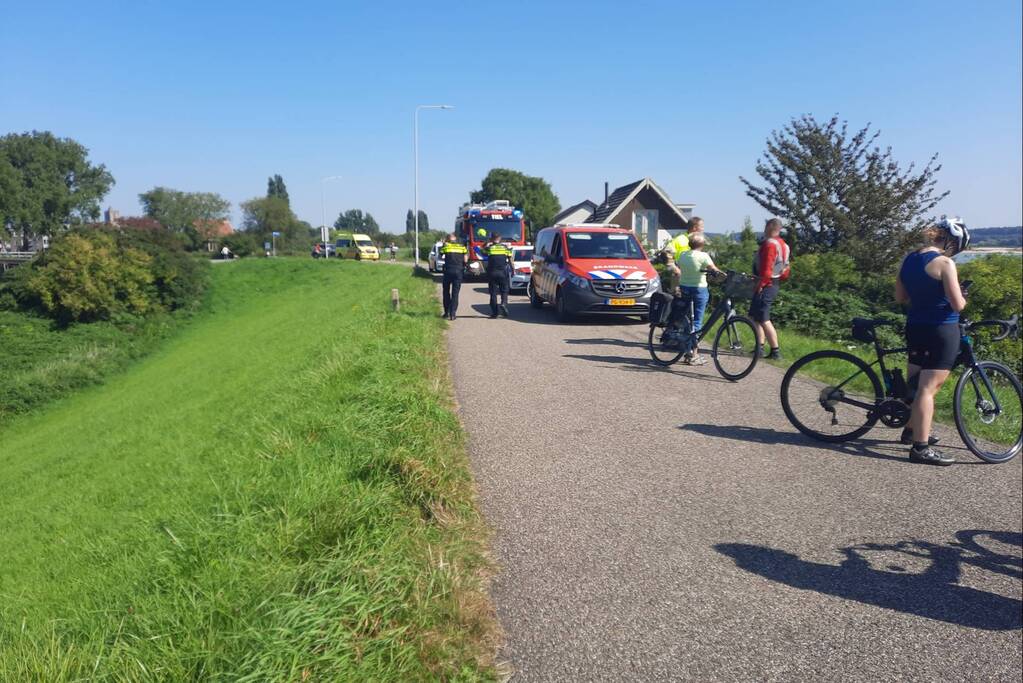 Persoon te water geraakt in de Waal