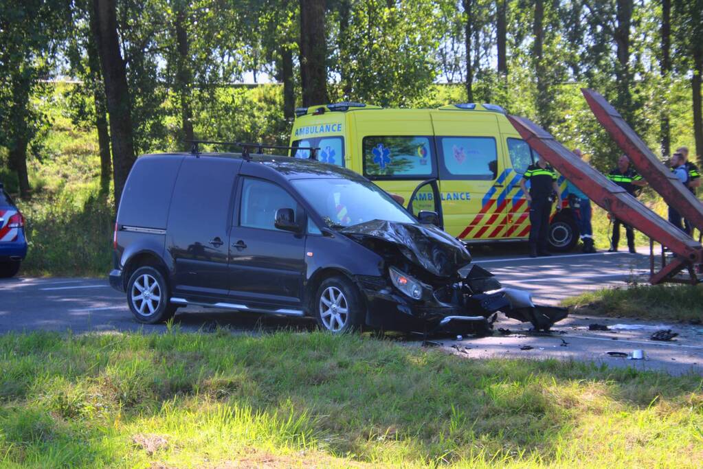 Flinke schade bij botsing tussen tractor en bestelbus