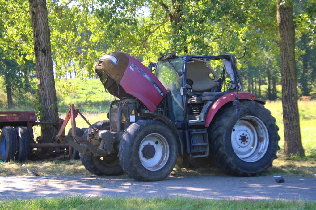 Flinke schade bij botsing tussen tractor en bestelbus