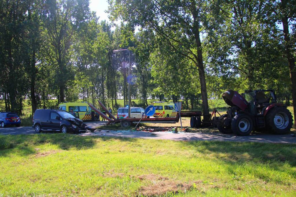 Flinke schade bij botsing tussen tractor en bestelbus