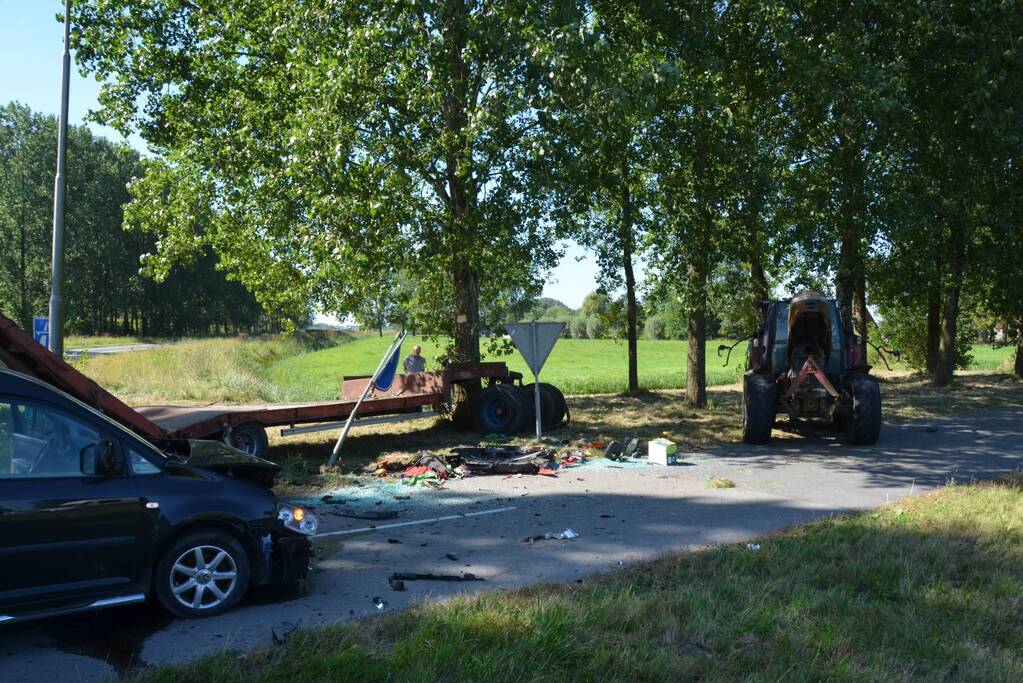 Flinke schade bij botsing tussen tractor en bestelbus