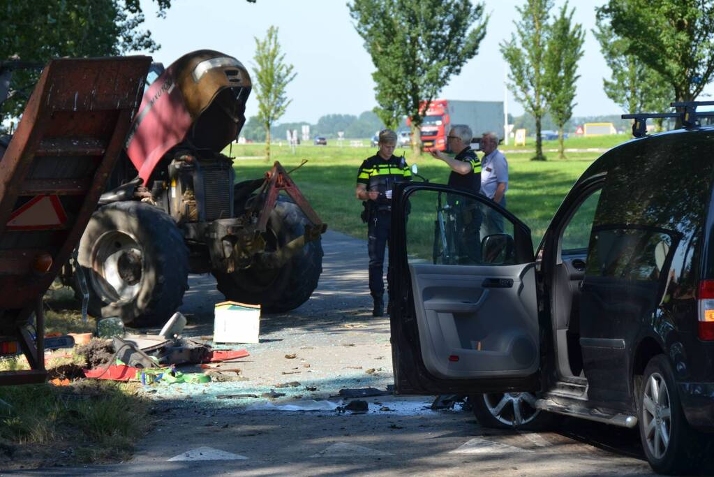 Flinke schade bij botsing tussen tractor en bestelbus