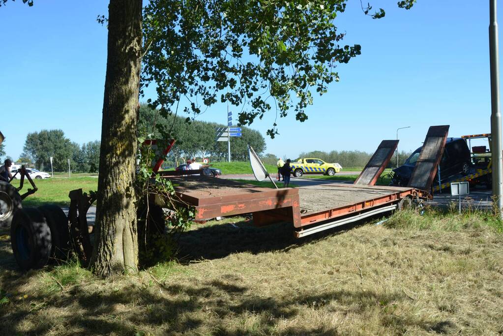 Flinke schade bij botsing tussen tractor en bestelbus