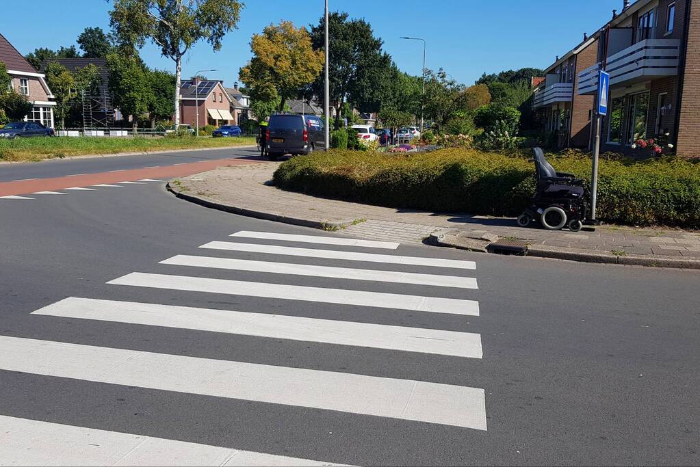 Bestelauto rijdt tegen elektrische rolstoel aan